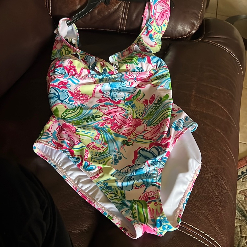 One piece absolutely adorable swimsuit 🩱 floral with tag size large